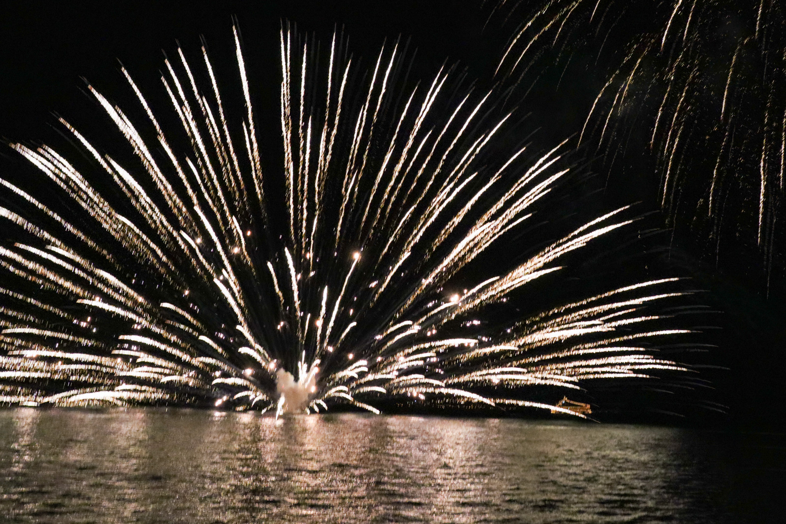 洞爺湖からみえる花火の写真