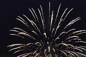 洞爺湖からみえる花火の写真