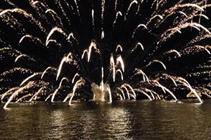 洞爺湖からみえる花火の写真。空に大きく広がっている。